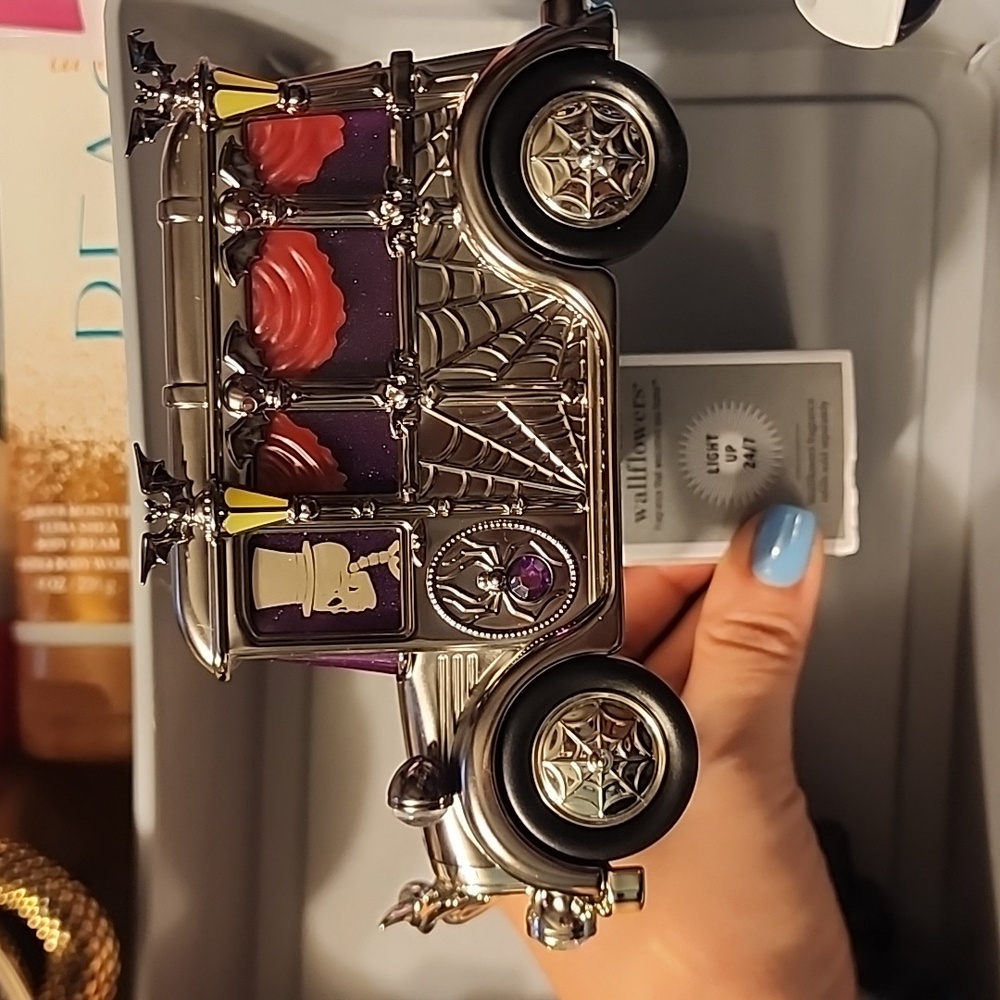 Light up carriage Wallflower projector